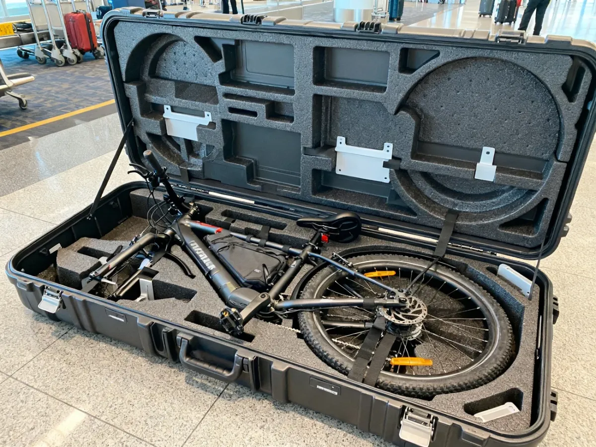 Sztywna walizka transportowa z zabezpieczonym rowerem w środku