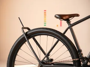 Zbliżenie na ramę roweru i regulowaną sztycę w profesjonalnym warsztacie, gotowe do dopasowania rozmiaru jednośladu.
