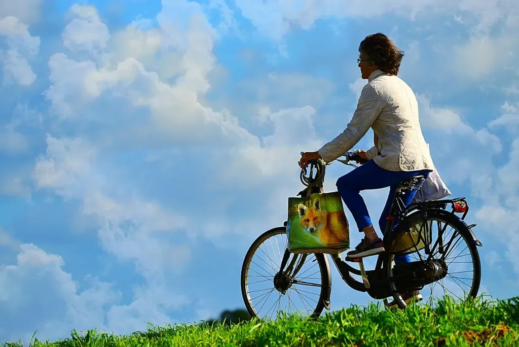 Rowerzysta z sakwami na rowerze trekkingowym przygotowany do dalekiej wyprawy.