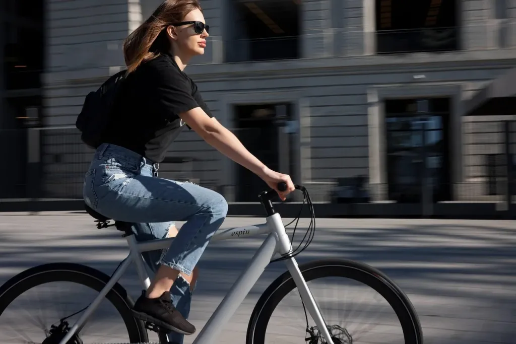 Kobieta jadąca na rowerze elektrycznym przez ulice San Francisco.
